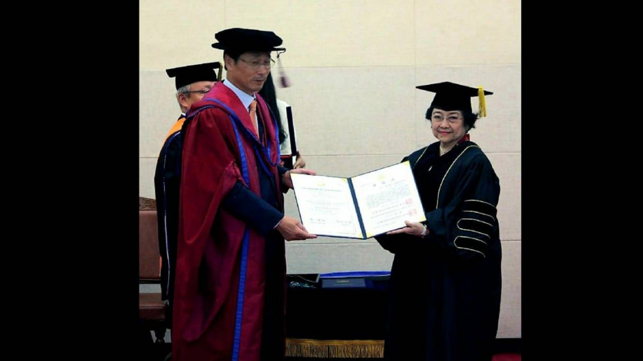 Megawati Soekarno Putri mendapat gelar Profesor Guru Besar dari Universitas Pertahanan (Unhan).
