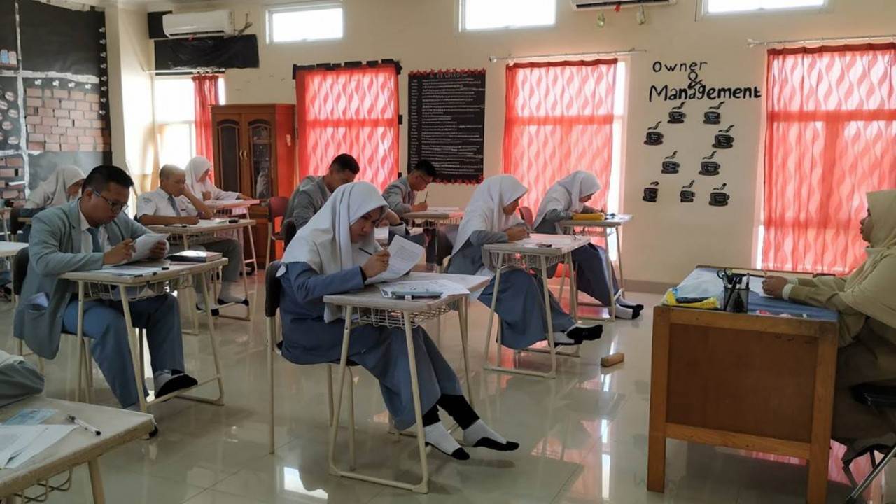 Ilustrasi, siswa SLTA sedang belajar di dalam kelas.