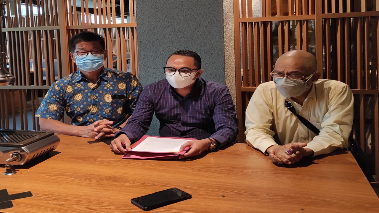 Alex Cokrojoyo dan kuasa hukum.