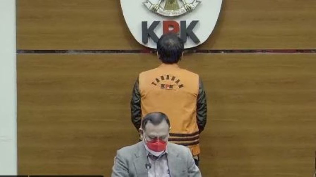 KPK reesmi menetapkan Azis Syamsuddin sebagai tersangka kasus suap.