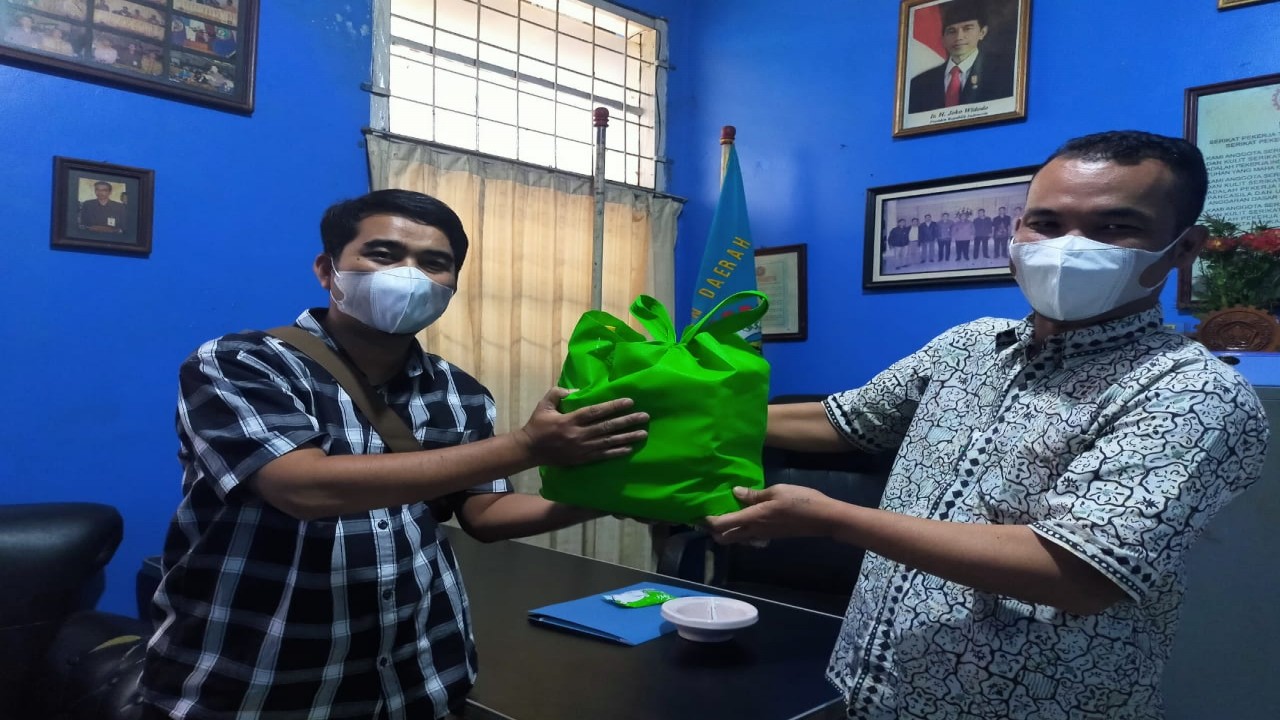 Penyerahan paket sembako secara simbolis dari Baintelkam Polri ke pimpinan buruh.