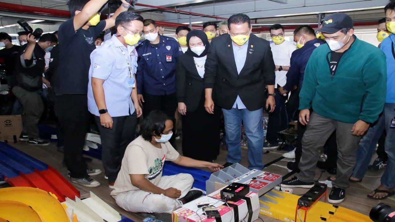 Bamsoet saat meninjau pecinta tamiya.