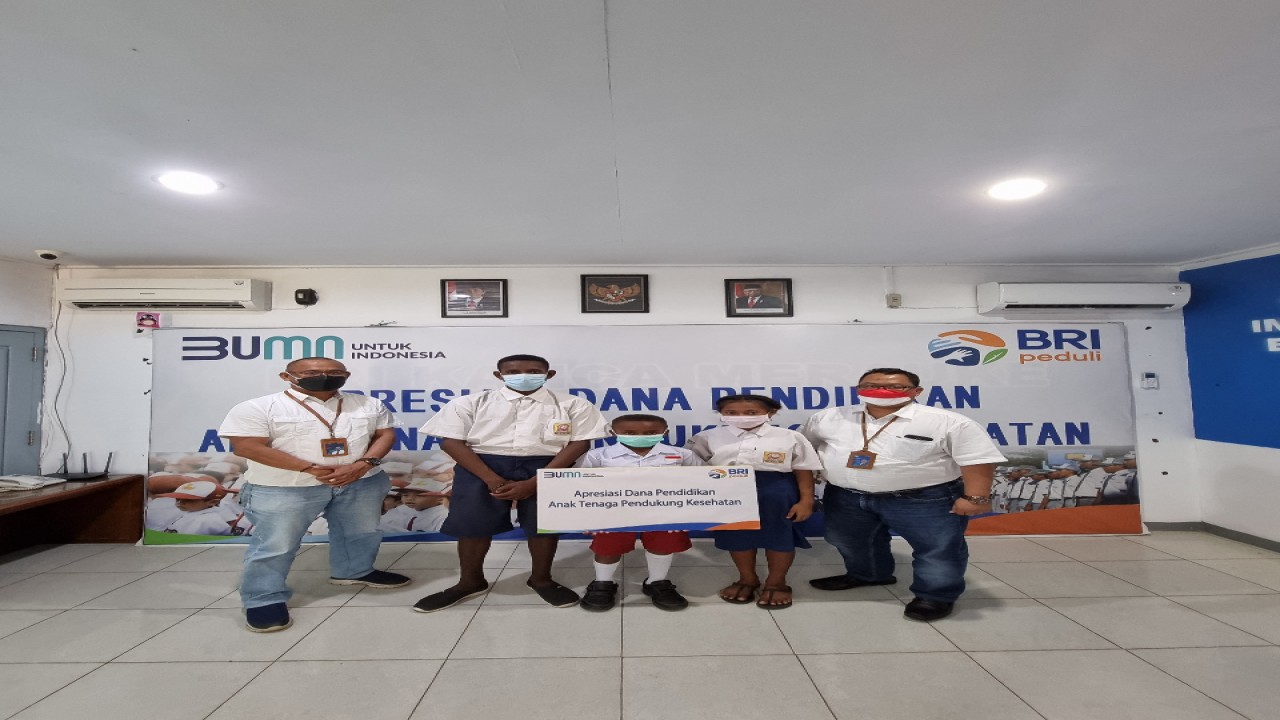 Penyerahan beasiswa dari BRI.