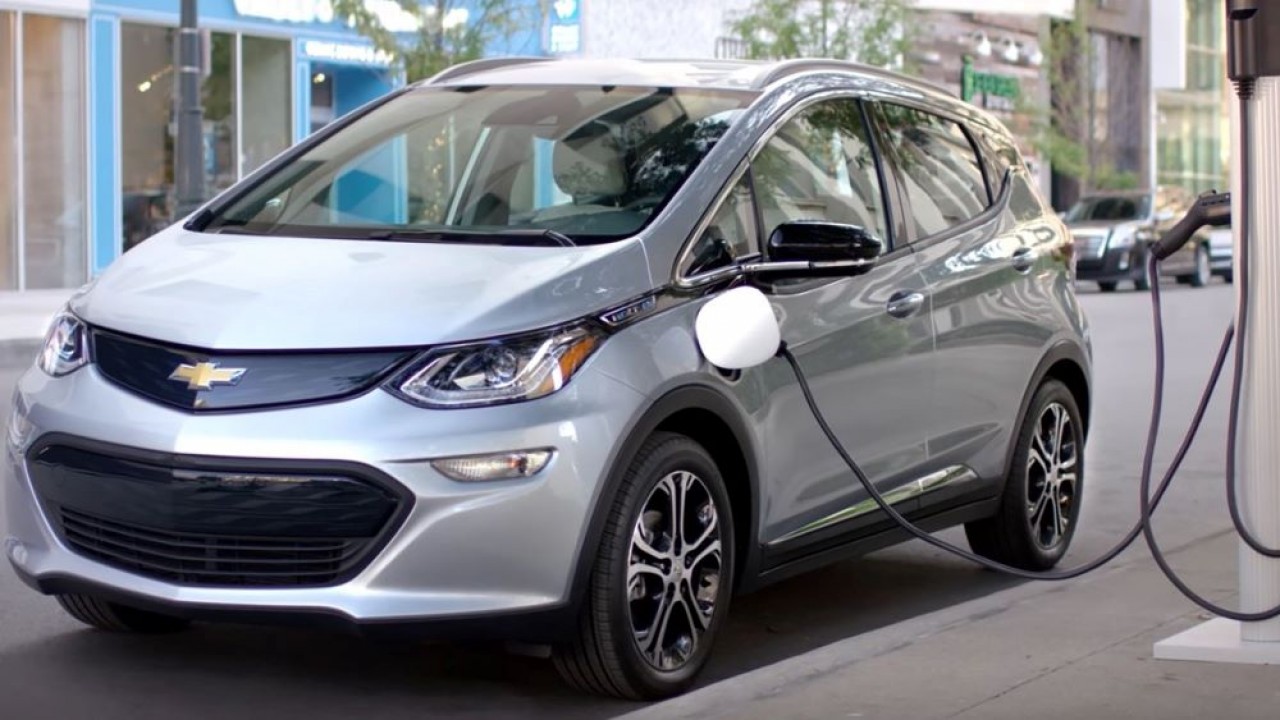 Chevrolet Bolt EV sedang melakukan pengisian daya. (Driving)