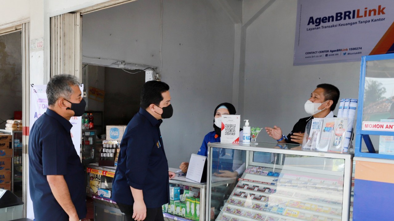 Dirut BRi dan Menteri BUMN Erick Thohir meninjau satu UMKM binaan BRI. salah