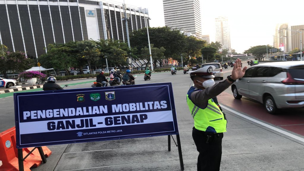 Petugas mengawasi kendaraan yang melanggar kebijakan ganjil genap di DKI Jakarta