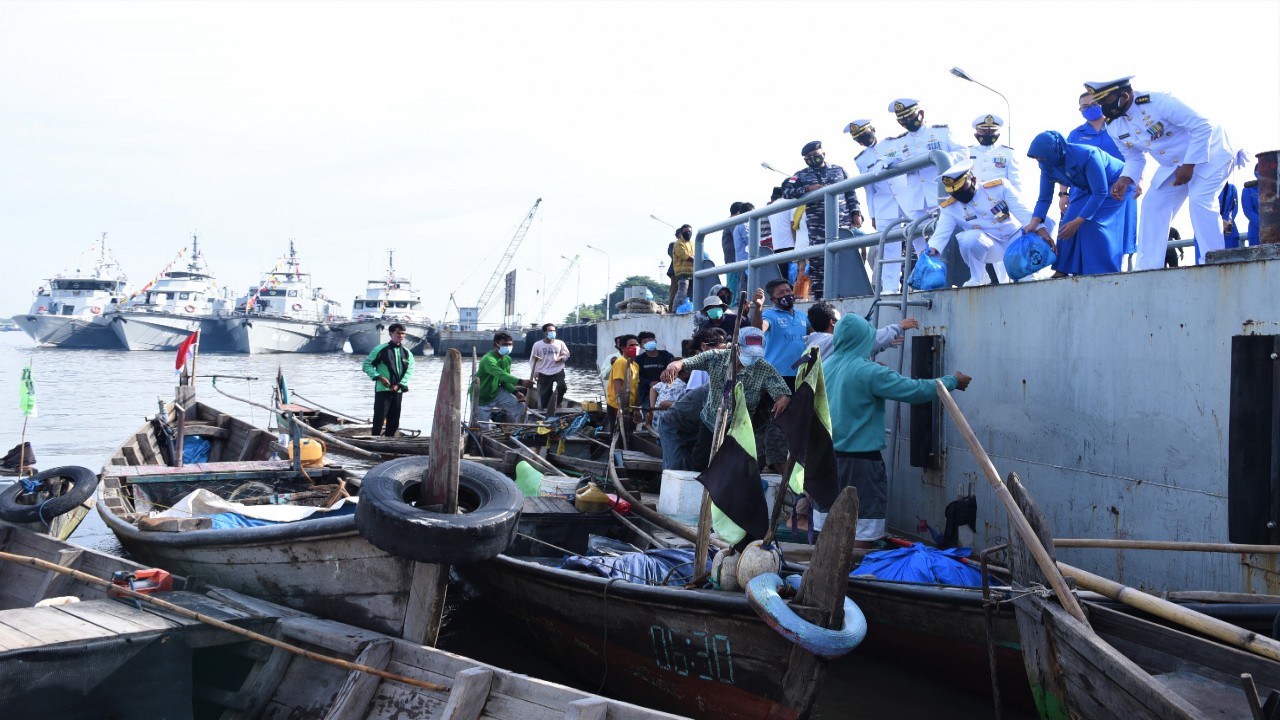 Komandan Lantamal I bagikan sembako kepada nelayan Belawan. (Istimewa)