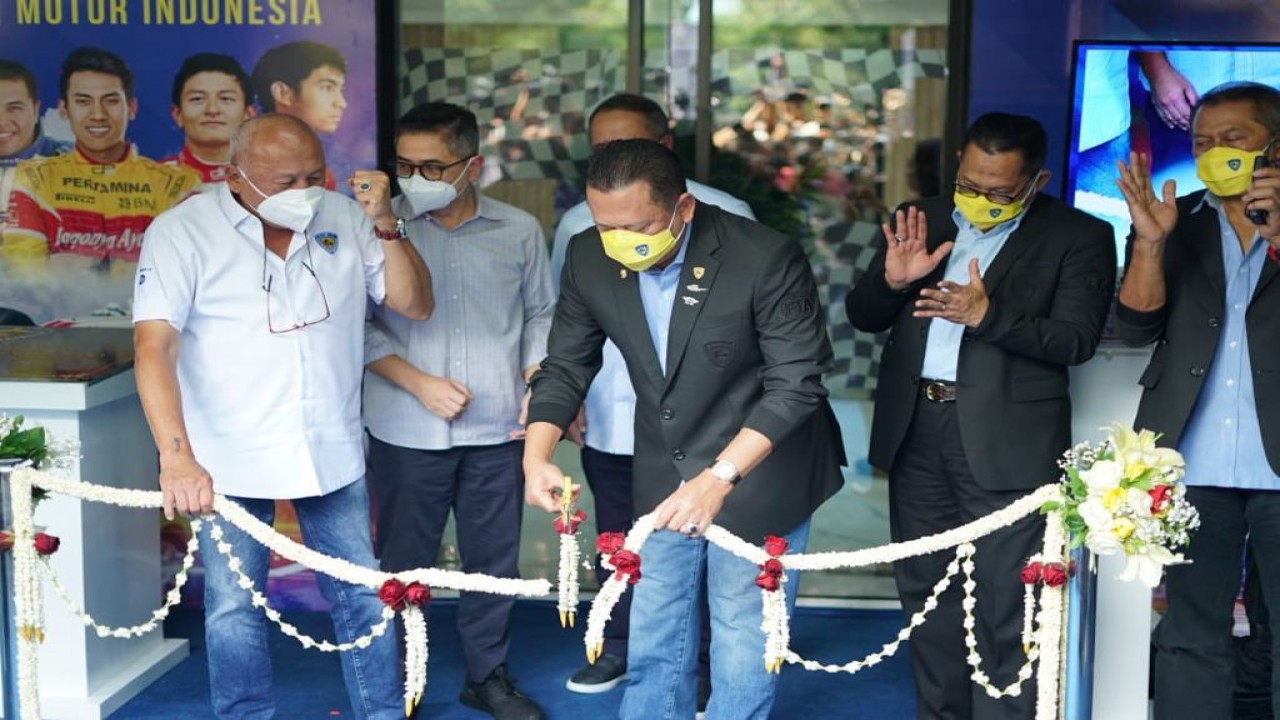 Ketum PP IMI Bamsoet saat meresmikan kantor baru