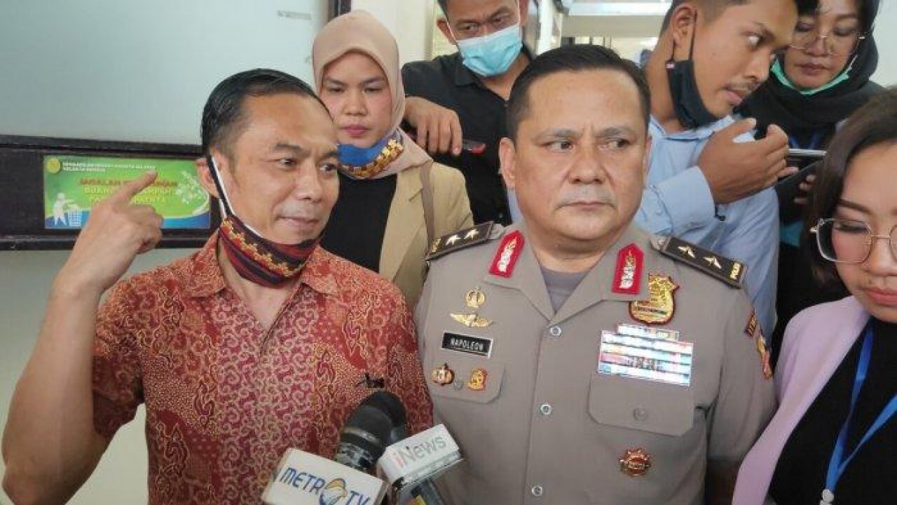 Irjen Napoleon Bonaparte (tengah). (Net)