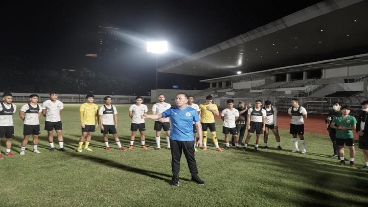 Ketum PSSI bersama skuad Timnas Indonesia