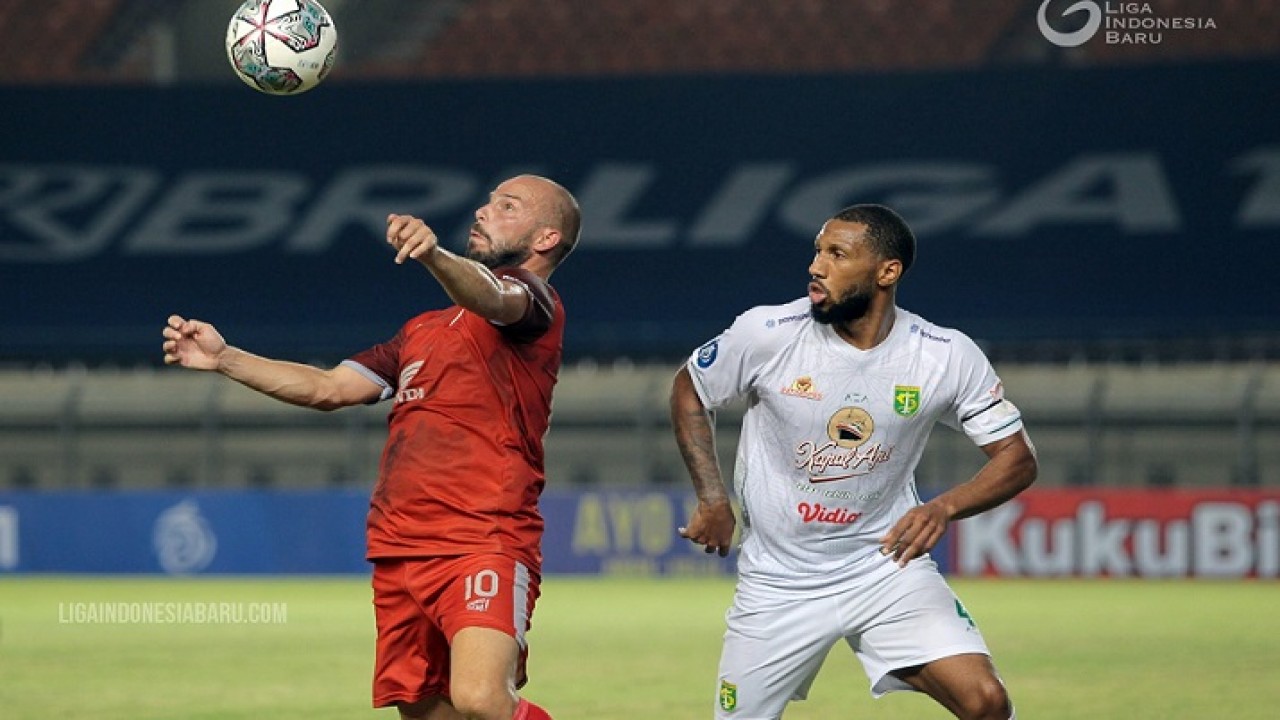 Laga Persebaya vs PSM Makassar