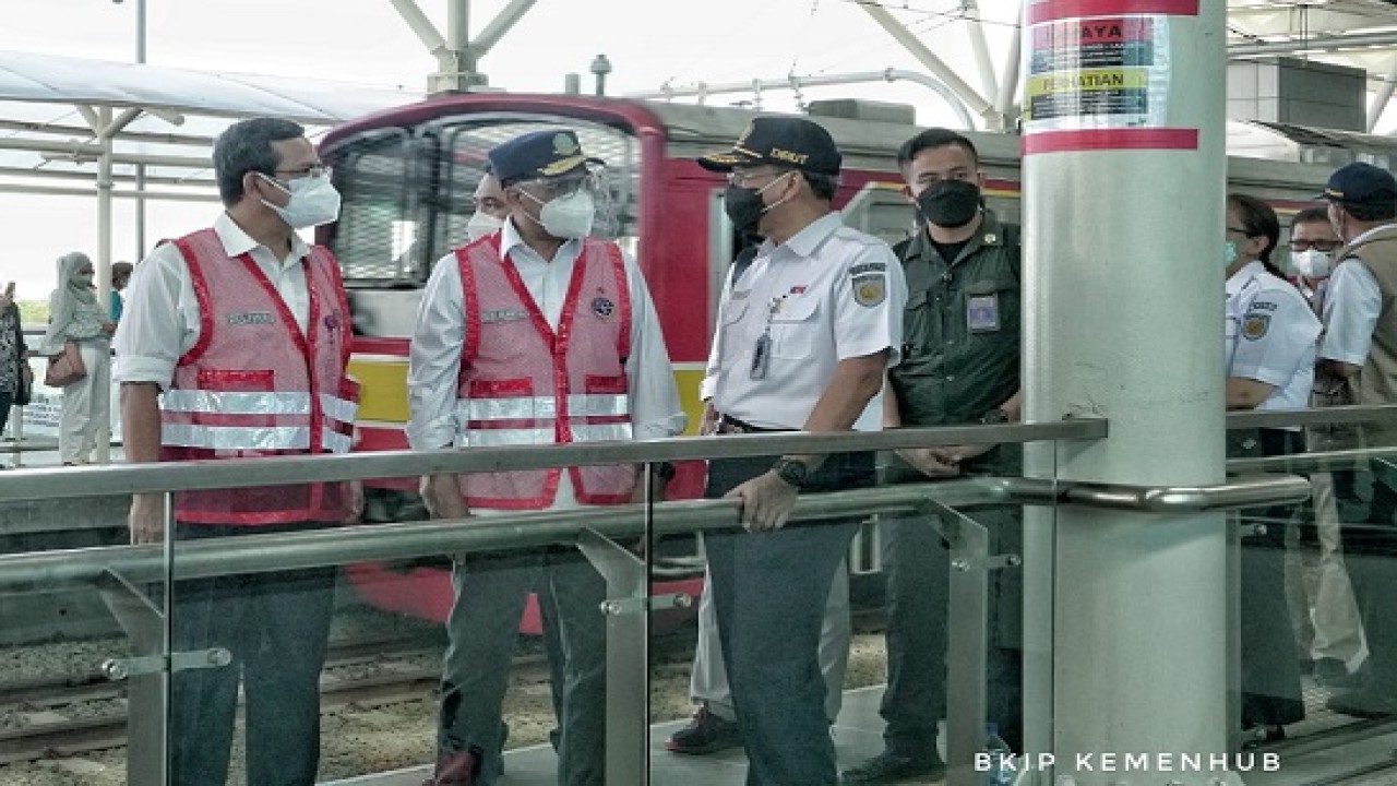 Menhub Tinjau Jalur Layang Stasiun Manggarai