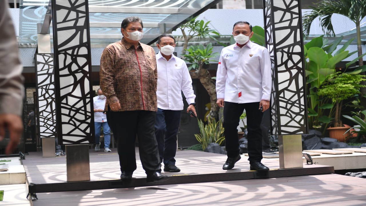 Menko Perekonomian Airlangga Hartarto bersama Menpora Zainudin Amali dan Ketum PSSI, Mochamad Iriawan
