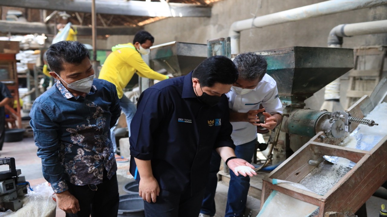 Menteri BUMN Erick Thohir bersama Dirut BRI Sunarso