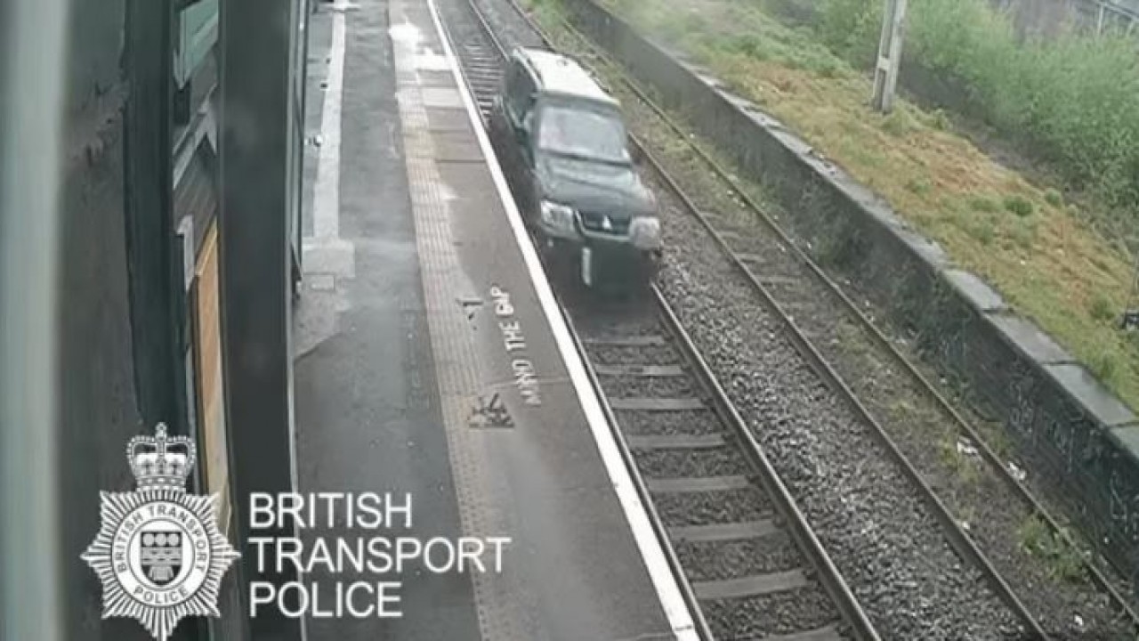 Mitsubishi Pajero melintas di jalur kereta api. (Tangkapan layar/Carscoops)