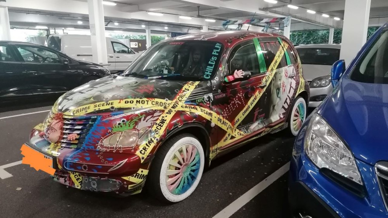 Mobil Chrysler dimodifikasi bertema film horor boneka chucky. (Carscoops)