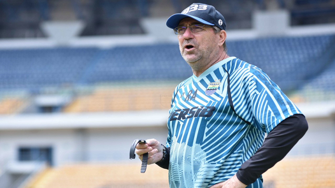 Pelatih Persib, Robert Alberts