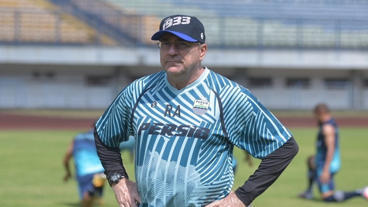 Pelatih Persib, Robert Alberts