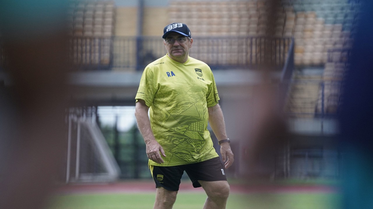 Pelatih Persib, Robert Alberts