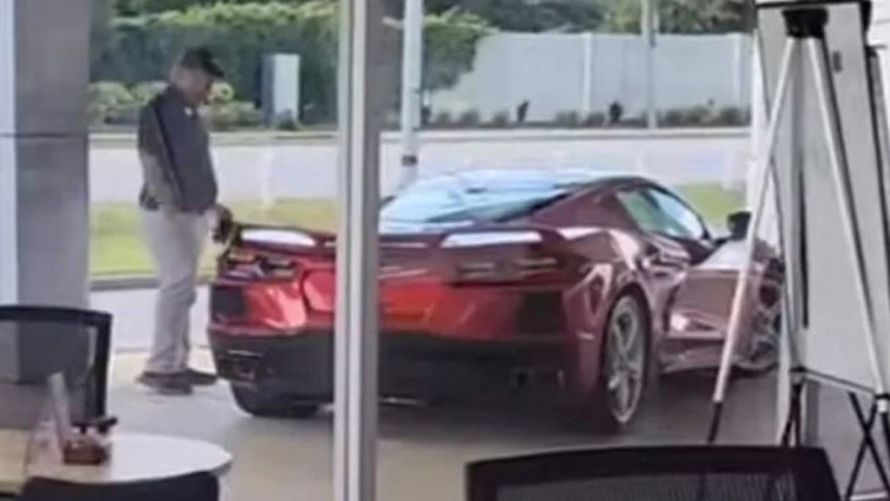 Seorang pria membawa kabur Chevrolet Corvette C8 Stingray. (Carscoops)