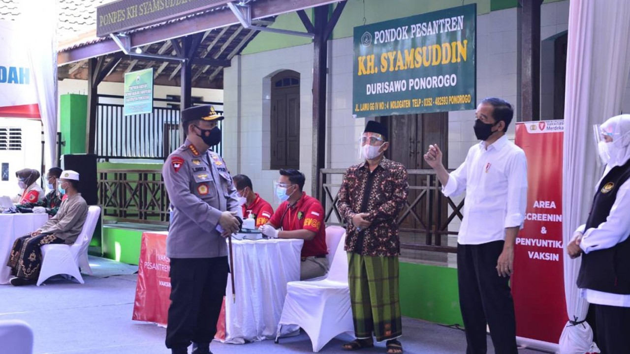 Presiden Jokowi meninjau vaksinasi di salah satu pesantren