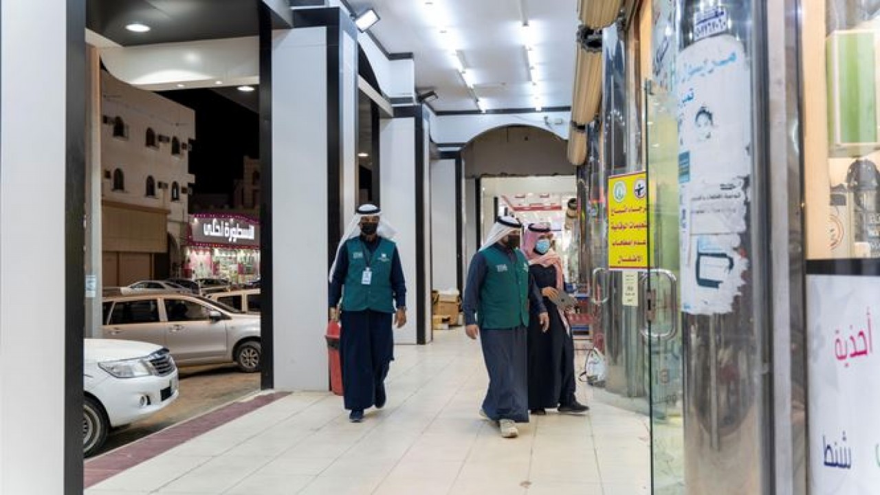 Orang-orang diminta melaporkan setiap dugaan pelanggaran peraturan Covid-19. (Arab News)