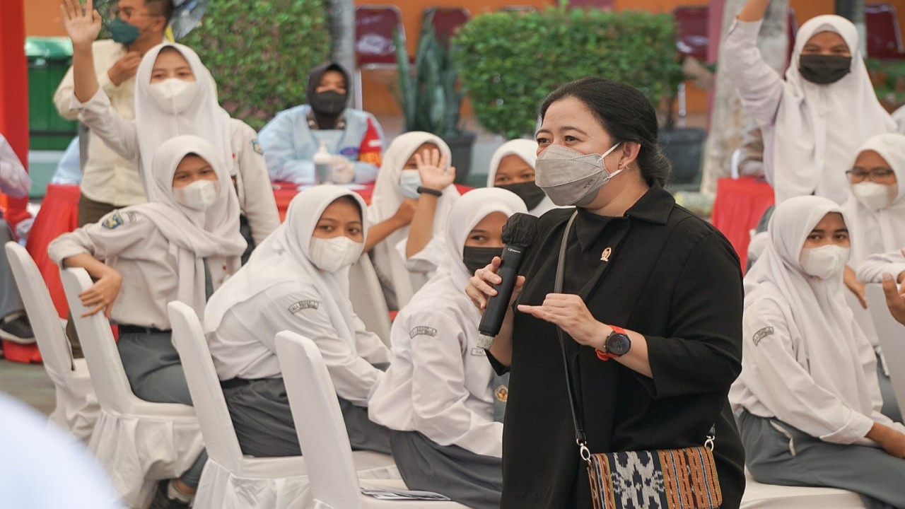 Ketua DPR RI Puan Maharani bersama para siswa yang hendak mengikuti vaksinasi.