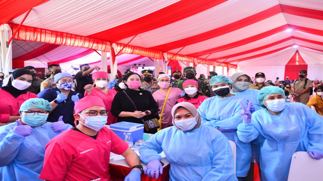 Ketua DPR RI Puan Maharani bersama para nakes.