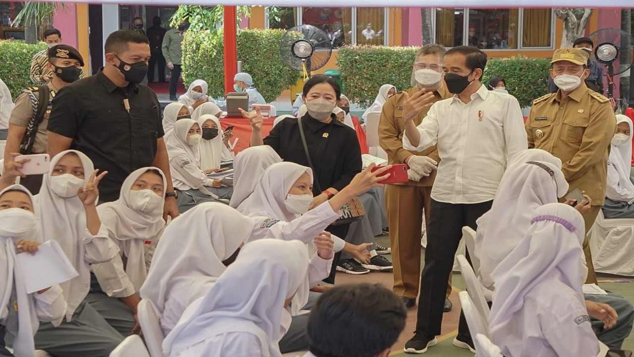 Ketua DPR RI Puan Maharani bersama Presiden Jokowi.