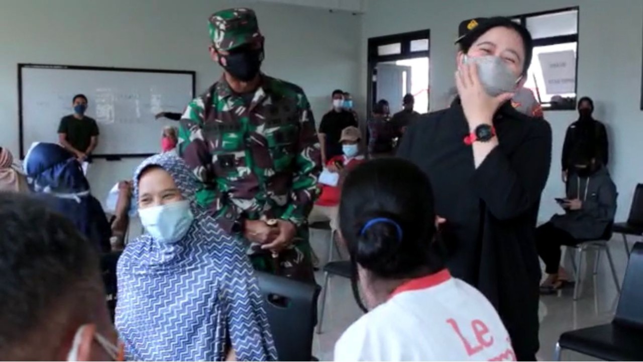 Ketua DPR RI Puan Maharani tertawa saat berdialog dengan warga.