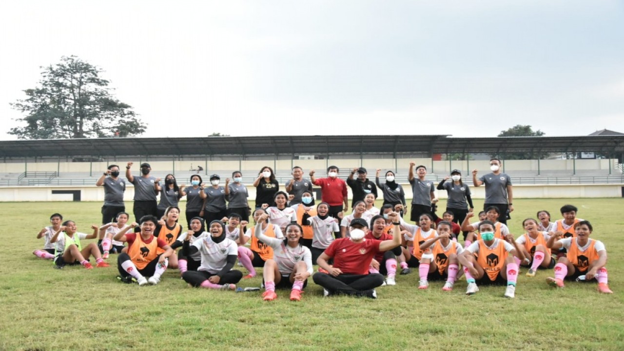 Timnas Wanita Indonesia bersama Ketum PSSI, Iwan Bule