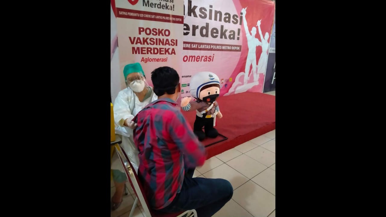 Vaksinasi di Gerai Vaksinasi Merdeka Aglomerasi Satpas SIM Cinere.