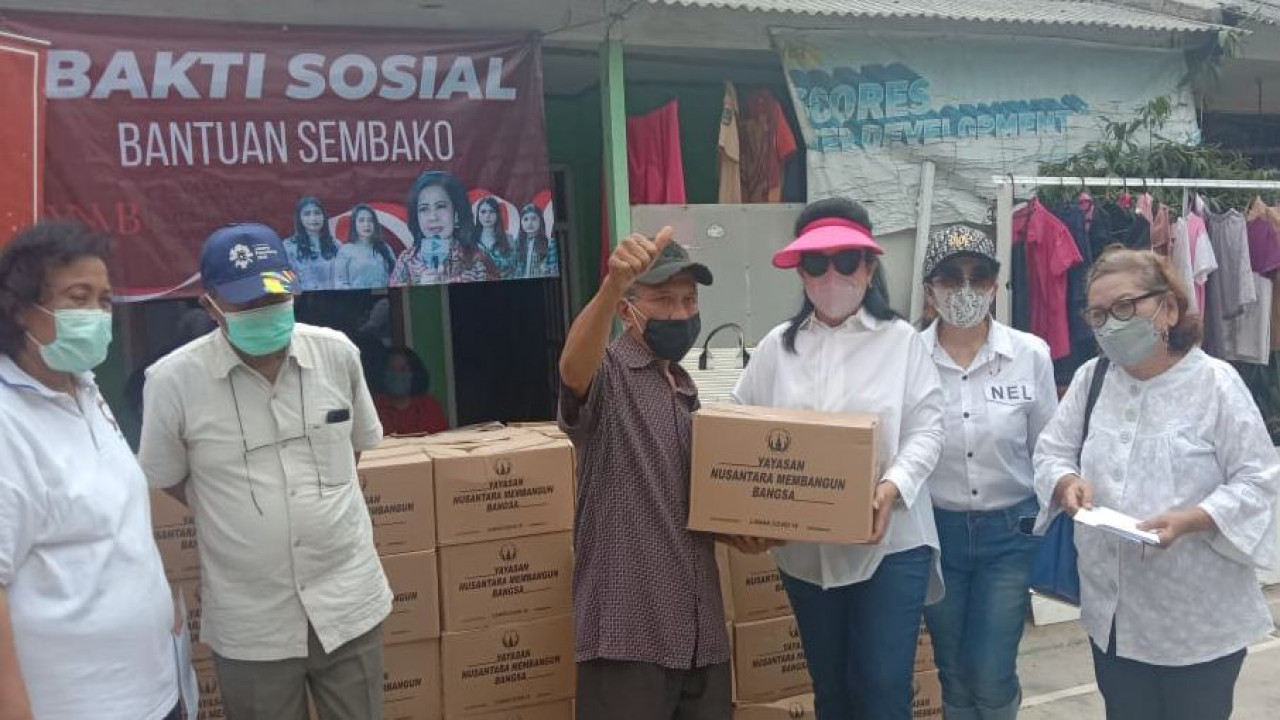 Yayasan Nusantara Membangun Bangsa membagikan sembako dan uang tunai ke warga Ciracas. (Adiantoro/NTV)
