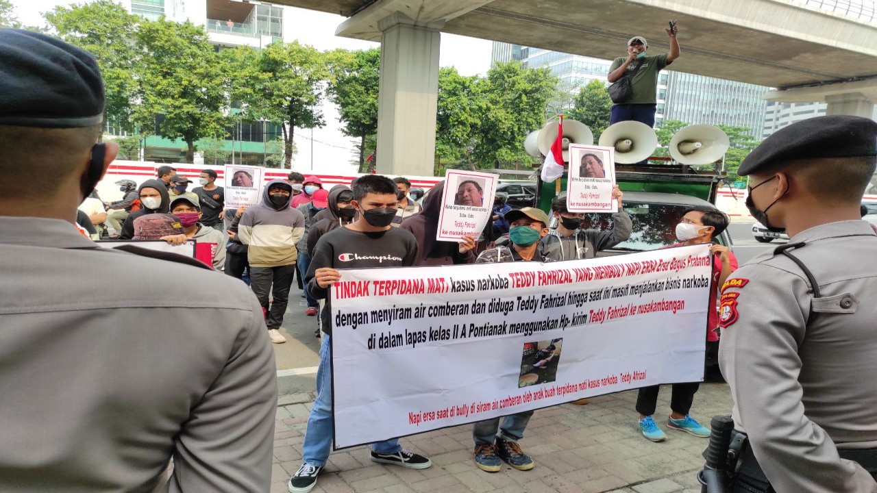 Unjuk rasa Aliansi Masyarakat Sadar Hukum.