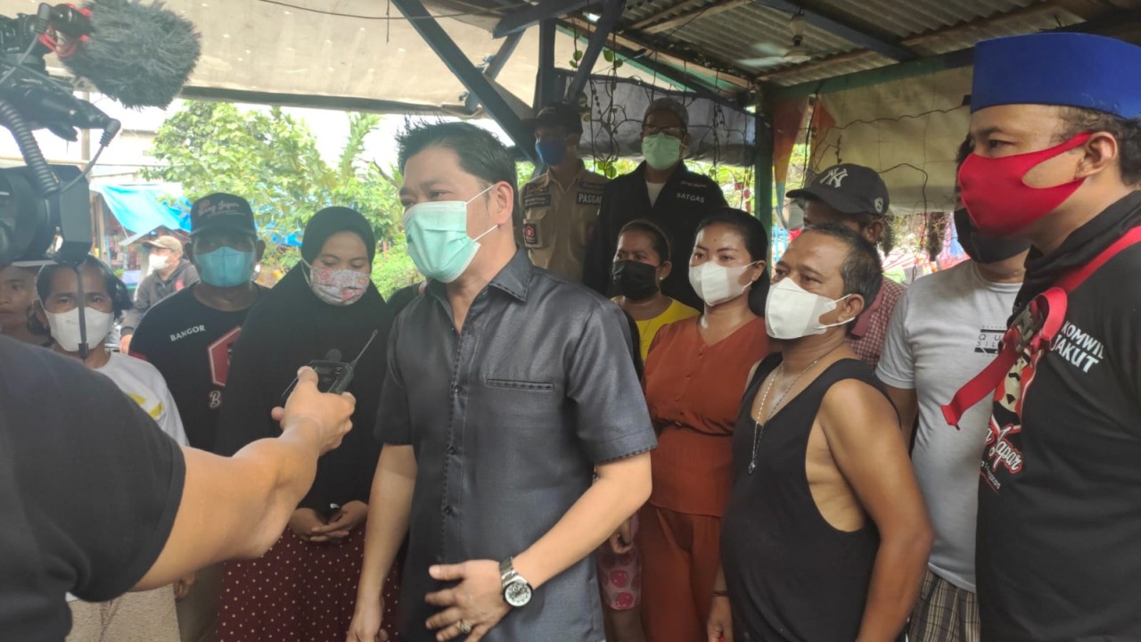 Anton Sudanto saat diwawancarai wartawan.