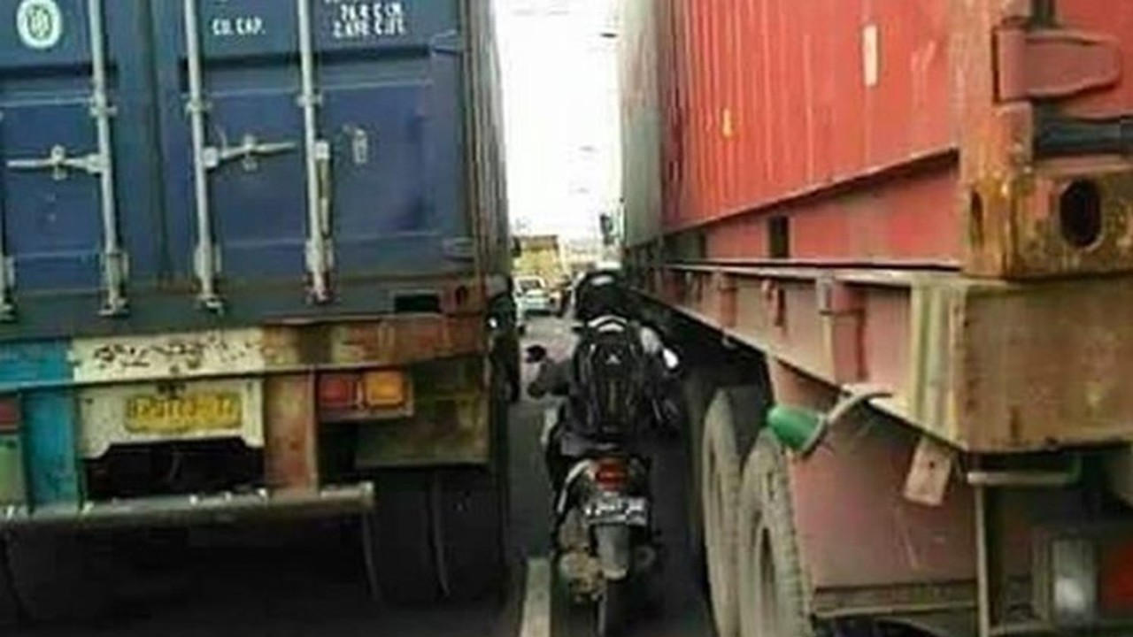 Menghindari area blind spot bagi pengendara sepeda motor.