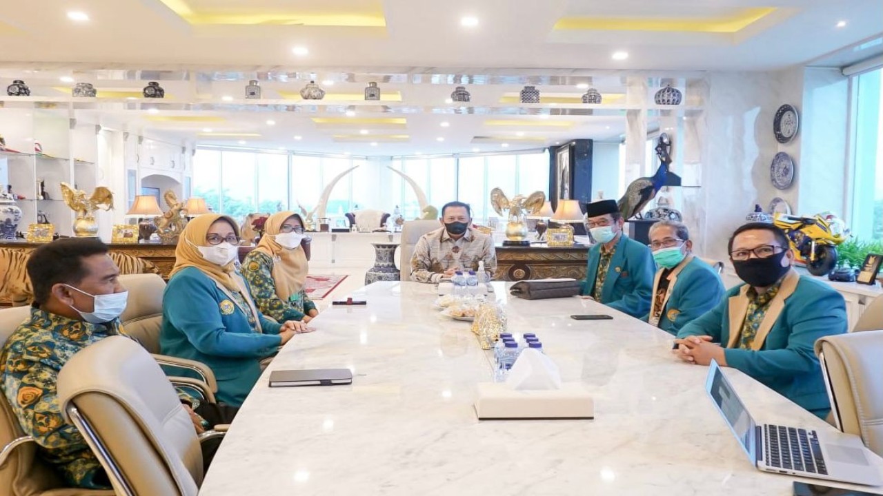 Bamsoet saat menerima pengurus Persatuan Guru Madrasah Indonesia.