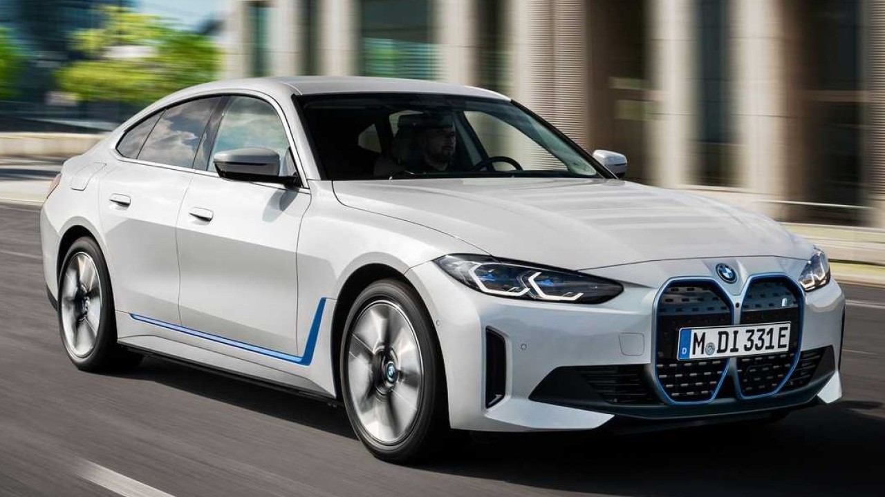 Sedan listrik BMW i4. (InsideEVs)