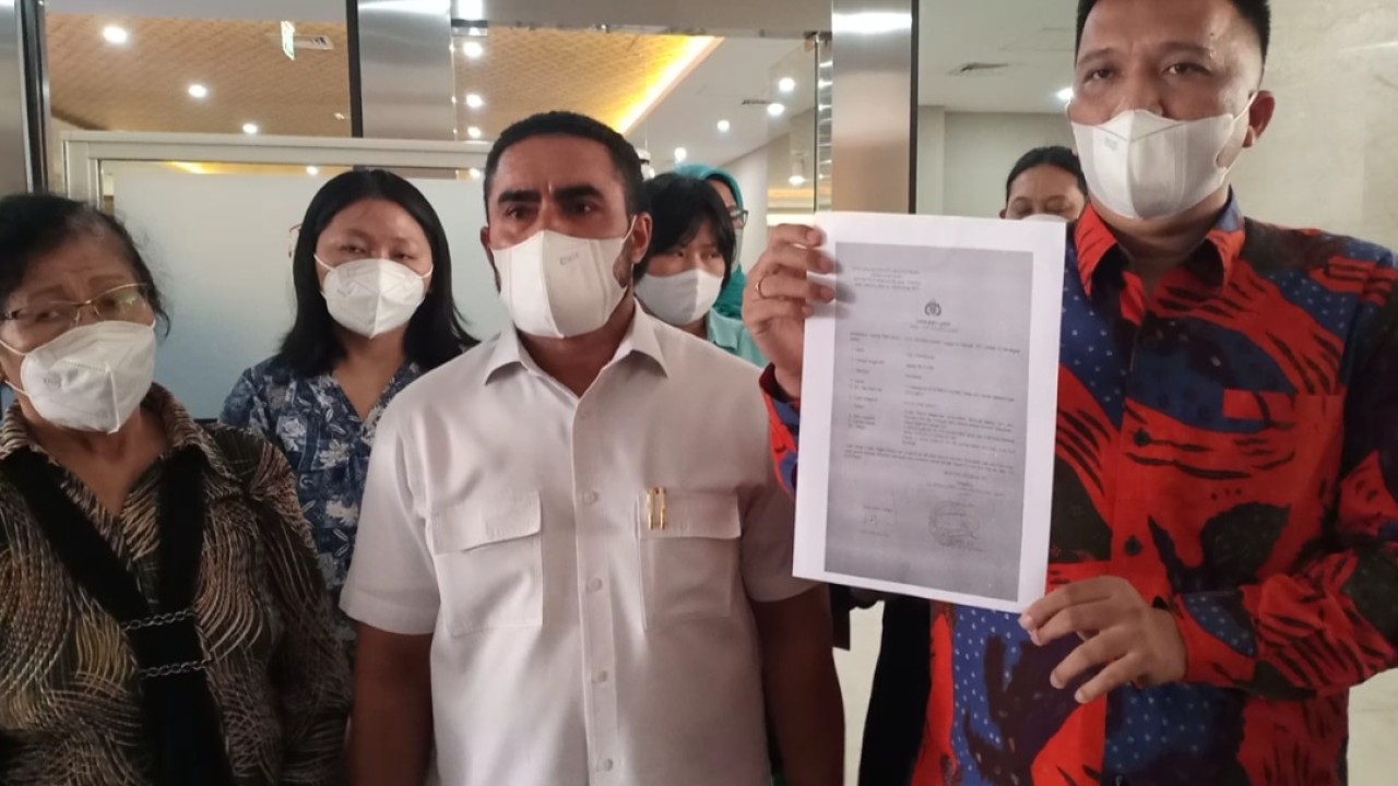 Pihak Tine Yowargana saat di Mabes Polri.