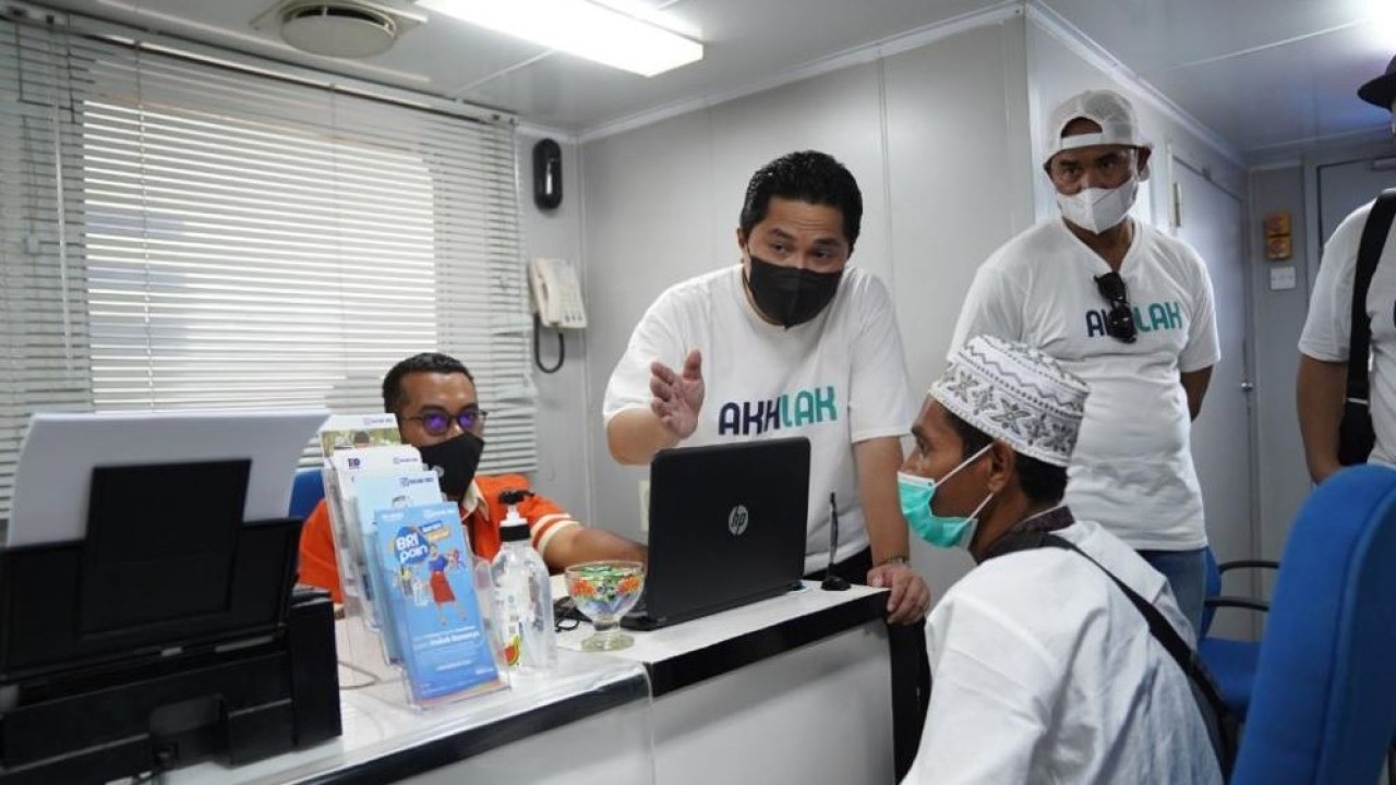 Menteri BUMN Erick Thohir mengunjungi agen BRILink dan Teras BRI. (Istimewa)