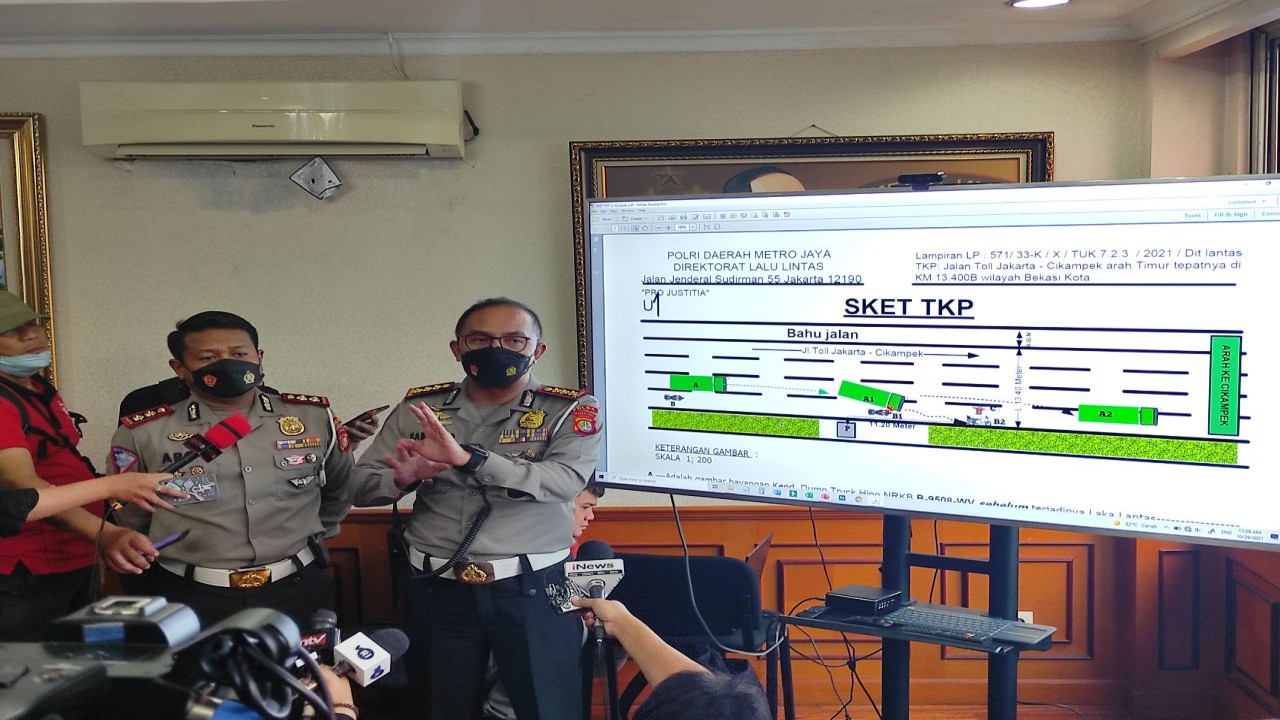 Dirlantas Polda Metro Jaya Kombes Sambodo Purnomo Yogo saat menjelaskan perkembangan kasus kecelakaan anggotanya.