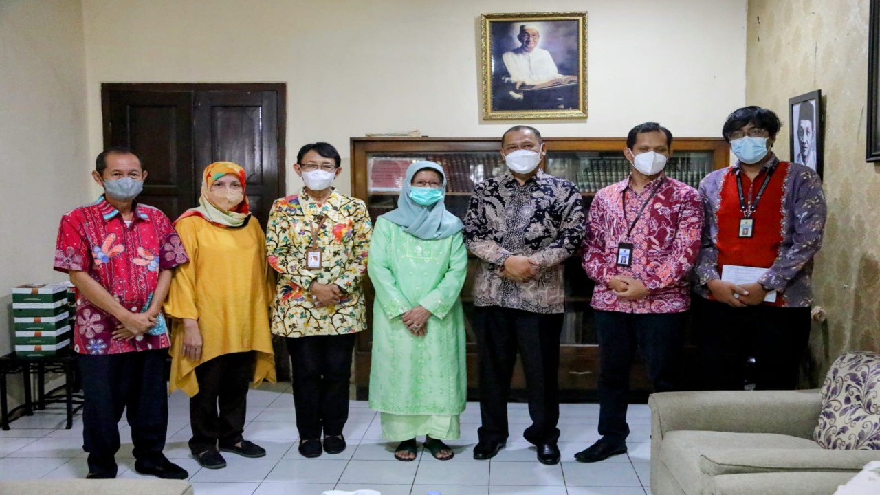 Keluarga Idham Chalid dan perwakilan Kemensos.