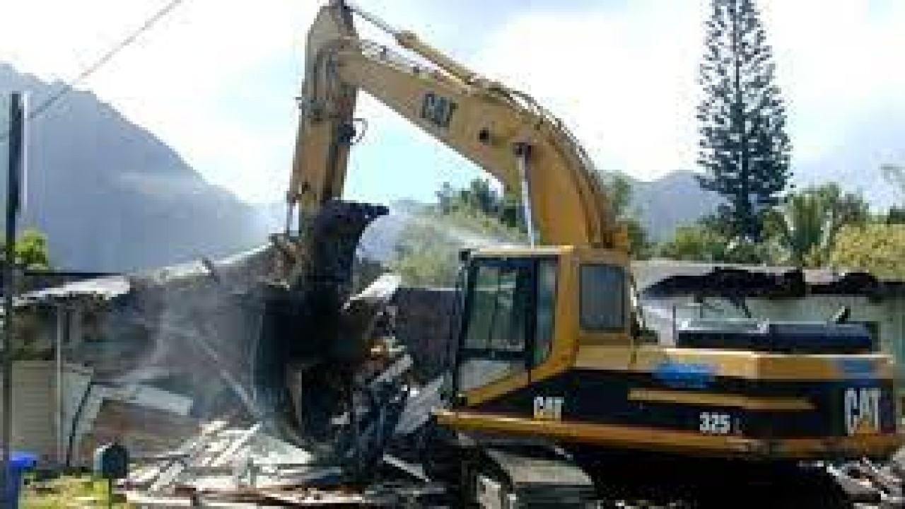 Ilustrasi pembongkaran rumah pakai alat berat/ist