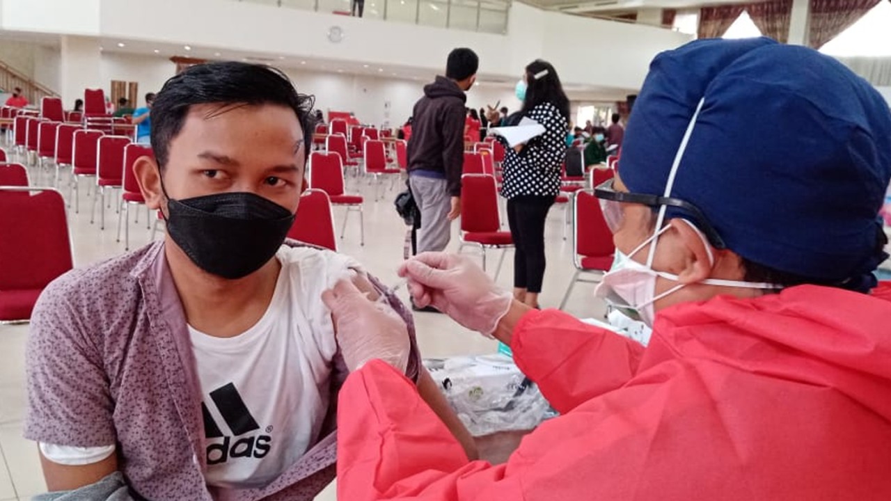Ilustrasi, salah seorang warga sedang disuntik vaksin.