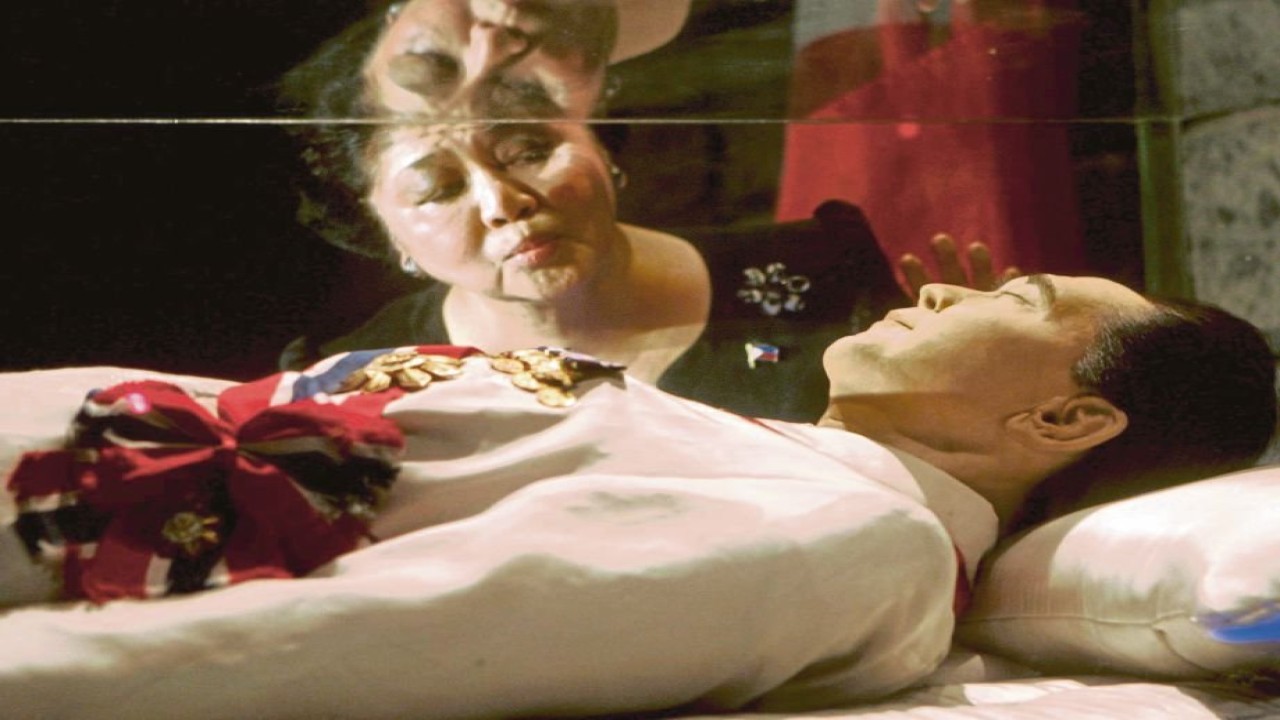 Jenazah Ferdinand Marcos yang diawetkan. (Net)