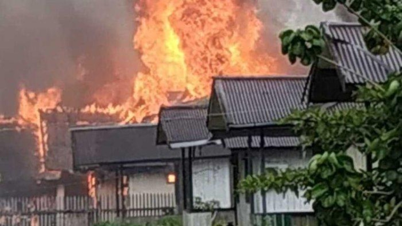 Sejumlah rumah suku Yali terbakar akibat penyerangan yang dilakukan suku Kimyal/ist