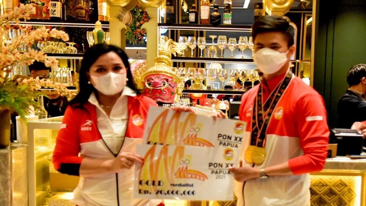 Ketua Dewan Pembina Wushu DKI Jakarta, Yanti Isfandiary Airlangga bersama Edgar Xavier