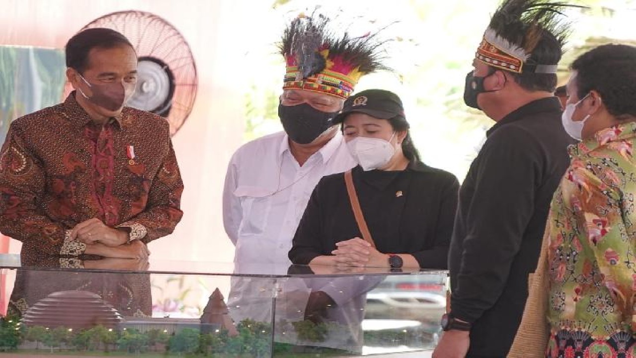 Ketua DPR RI Puan Maharani (tengah) bersama Presiden Joko Widodo dalam kunjungan kerja ke Papua/ist