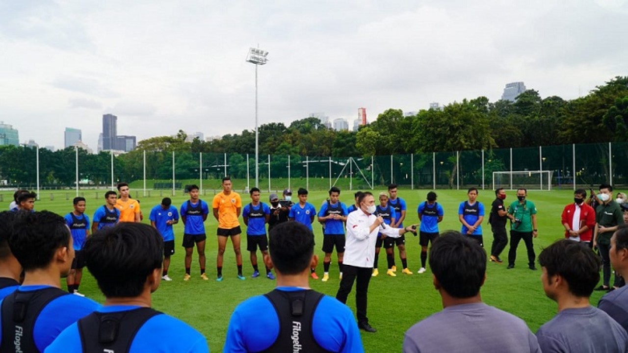 Ketua Umum PSSI, Mochamad Iriawan bersama skuad Garuda Indonesia