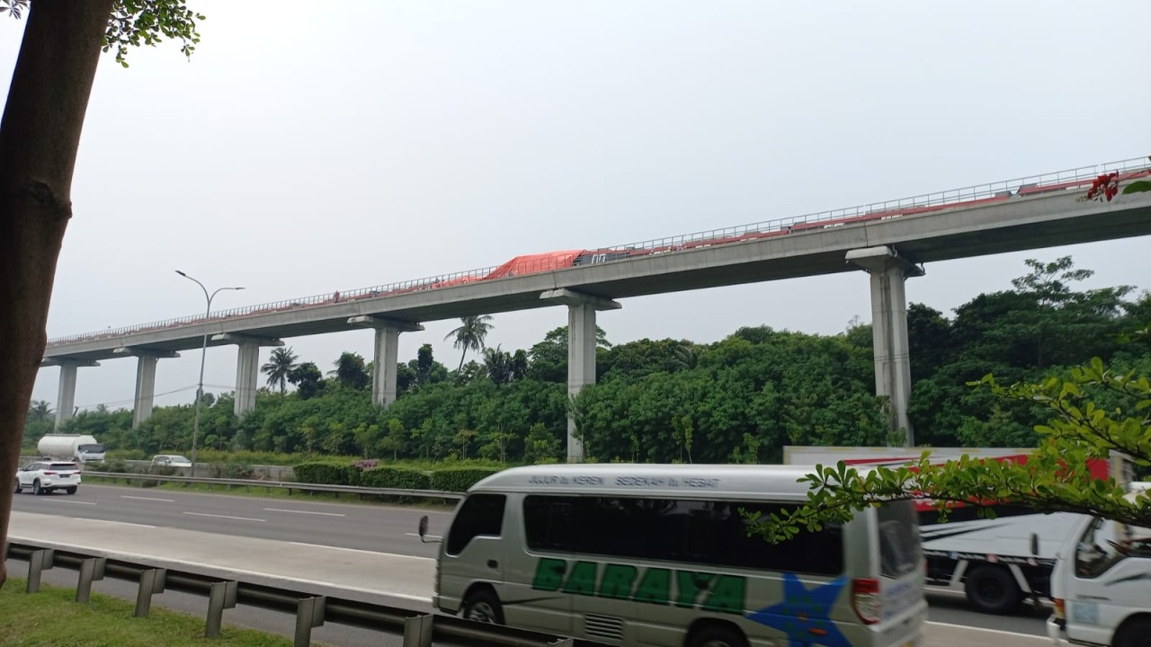 Bagian LRT yang kecelakaan telah ditutup petugas.